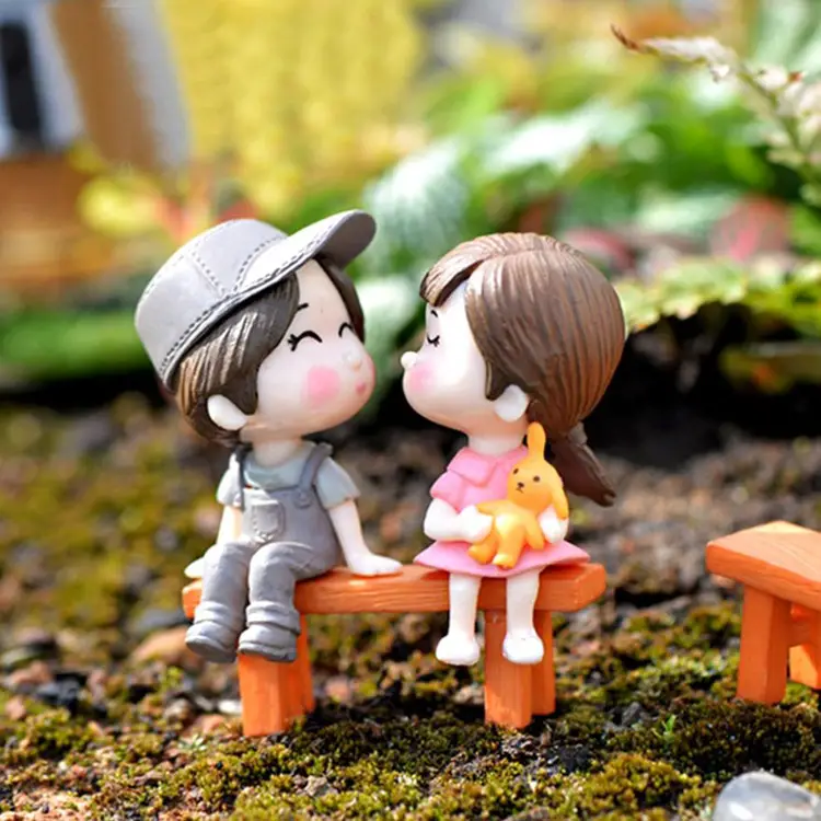 Casal romântico no jardim