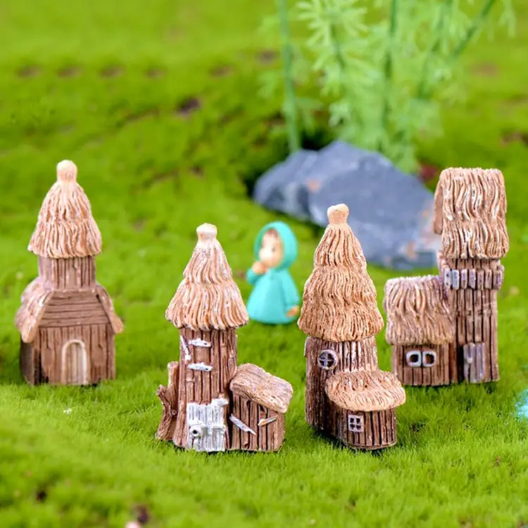 Várias casinhas de madeira e menina com capa de chuva