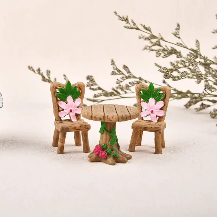 Mesinha e cadeiras em miniaturas para terrário