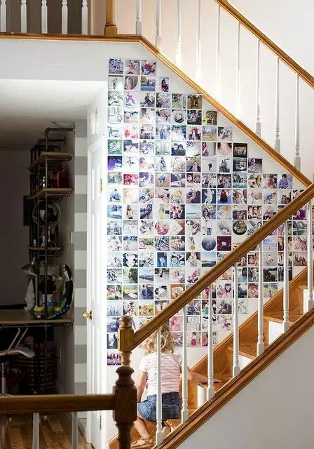Mural de fotos usando a parede da escada