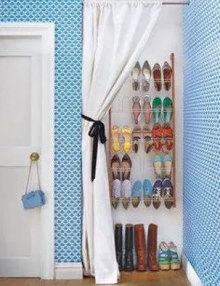 Organizador de sapatos atrás de uma cortina