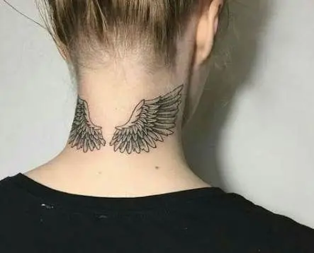 Tatuagens no pescoço de asas de anjo