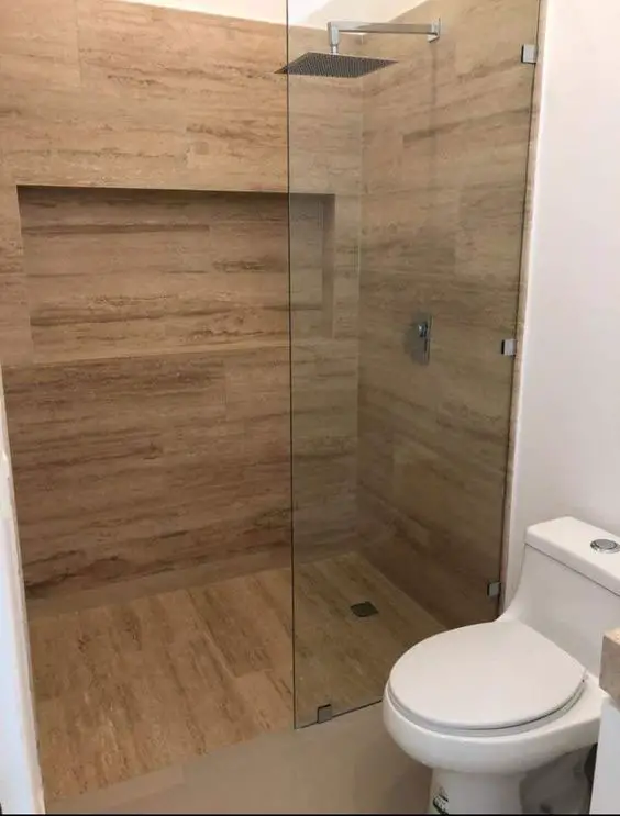 Banheiro com porcelanato que imita madeira