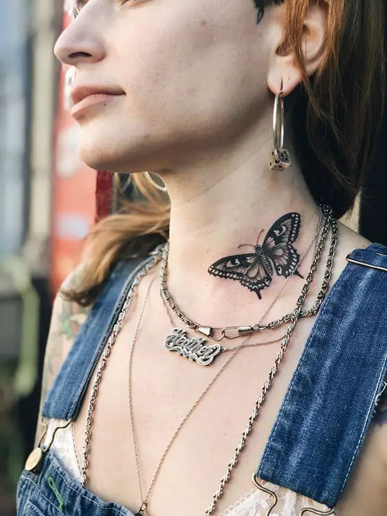Tatuagem de borboleta no pescoço