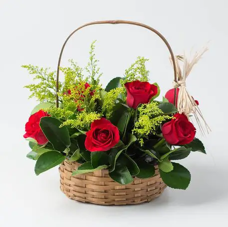 Buquê de flores simples na cesta