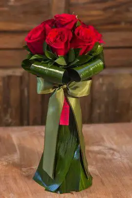 Ramalhete com rosas vermelhas e folhas