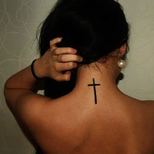 Tatuagem de cruz no pescoço