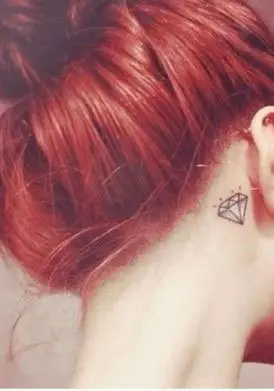Tatuagens no pescoço feminina delicada de diamante