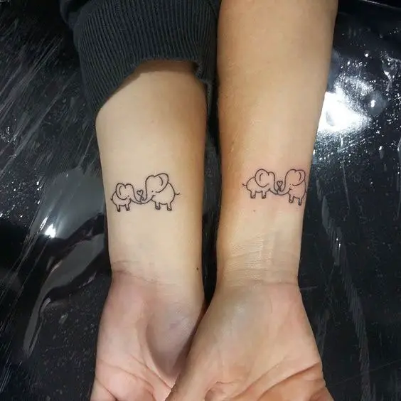 Tatuagens mãe e filha com elefantes