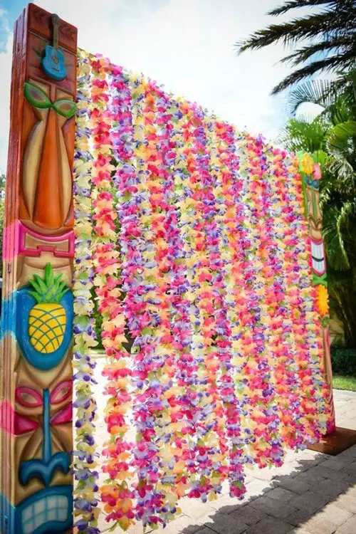 Faça uma cortina com colares de havaiana