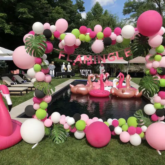 Festa na piscina de flamingo
