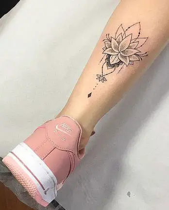 Tatuagem de flor de lótus na perna