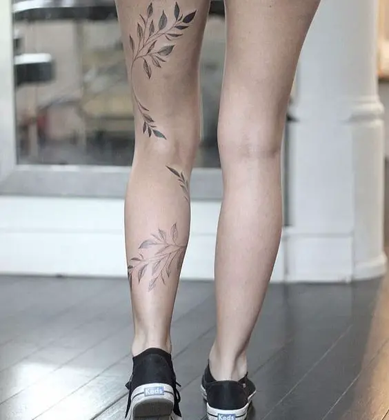 Tatuagens simples na perna de folhas
