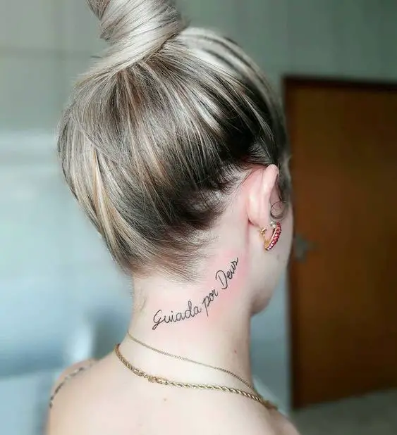 Tatuagem no pescoço feminina com frases religiosas