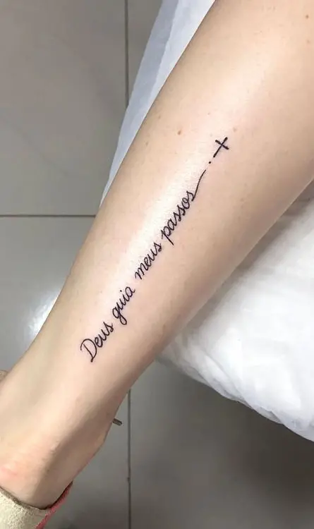 Tatuagem na perna com frase