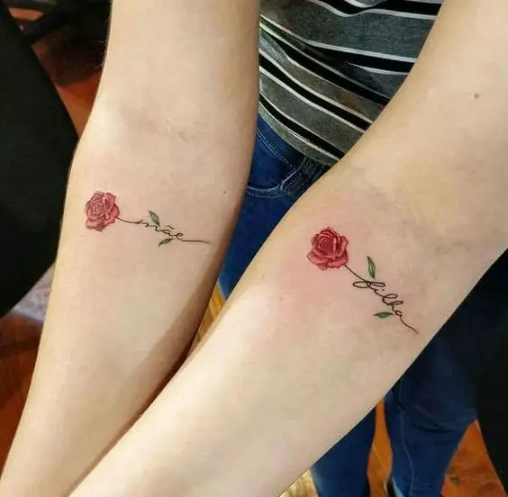 Tatuagens mãe e filha com rosa