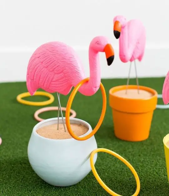 Monte jogos de argolas com flamingos
