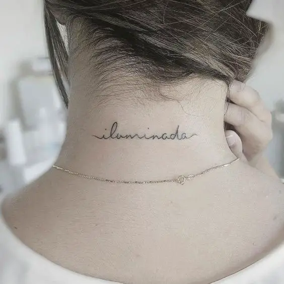 Tatuagem no pescoço escrita