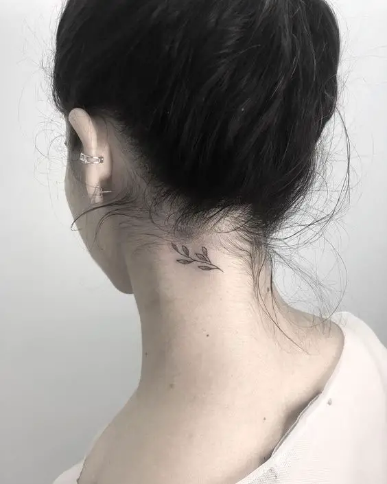 Tatuagem com ramo de alecrim no pescoço