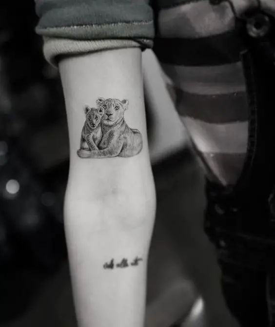 Tatuagem de leoa e filhote
