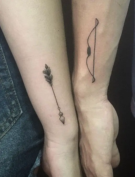 Tatuagens de casal com arco e flecha