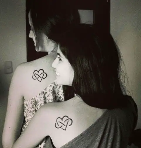 Tatuagens infinito e coração