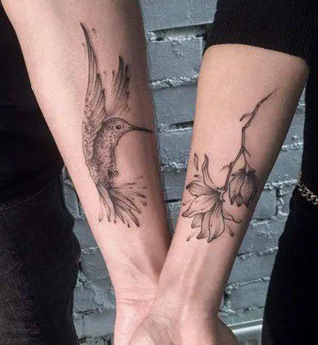 Tatuagens lindas de flor e beija-flor