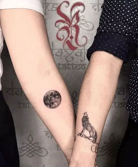Tatuagens de lobo e lua