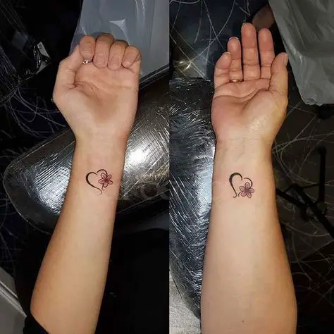 Tatuagens mãe e filha com coração e flor
