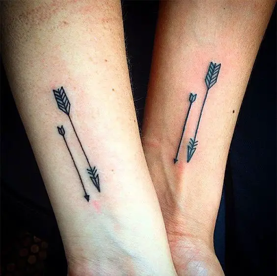 Tatuagens mãe e filha com flechas