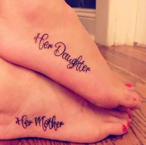 Tatuagens mãe e filha no pé