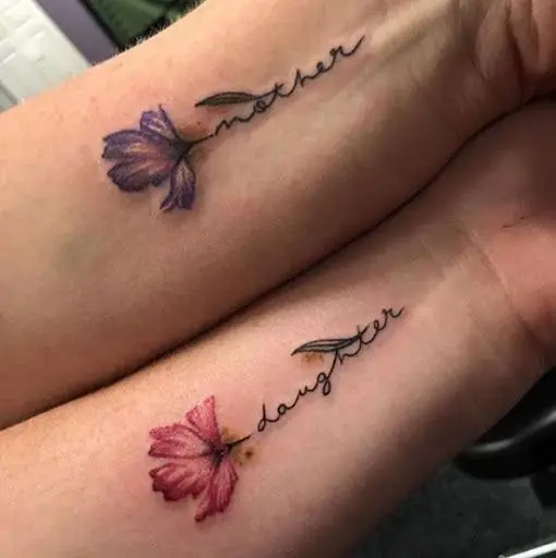 Tatuagens mãe e filha no pulso com flor