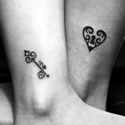 Tatuagens na perna de chave e fechadura