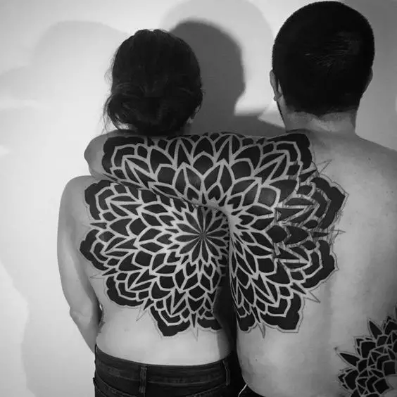 Tatuagens nas costas de mandala