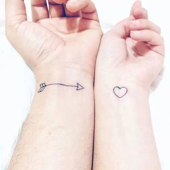 Tatuagens pequenas com flecha e coração