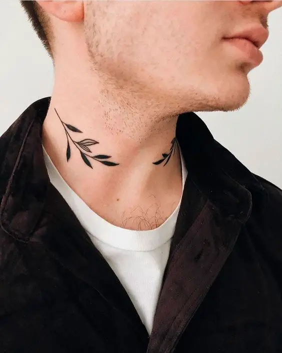 Tatuagem no pescoço masculina com folhas