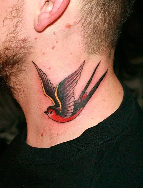 Tatuagem de pássaro no pescoço