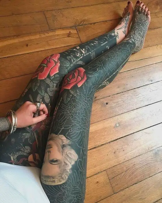 Tatuagem na perna feminina fechada