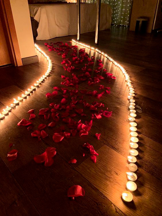 Enfeite a casa com pétalas de rosas para o aniversário do marido Enfeite a casa com pétalas de rosas para o aniversário do marido