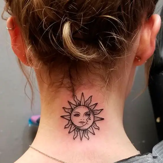Tatuagem na nuca de sol e lua