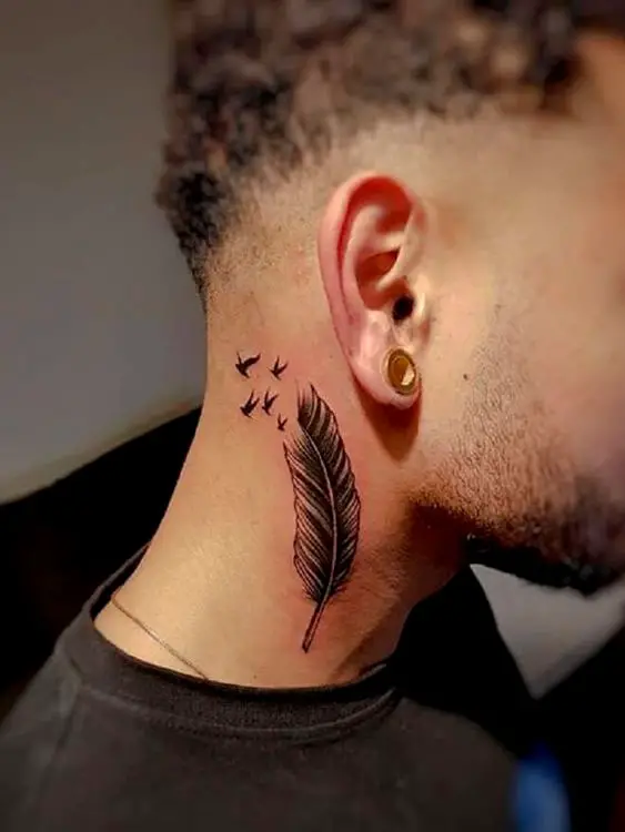 Tatuagens masculinas no pescoço de pena e passarinhos