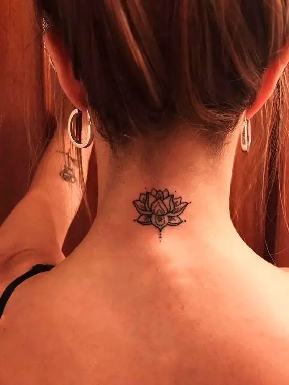 Tatuagem de flor de lótus na nuca