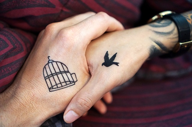 Presenteie com uma tatuagem de casal