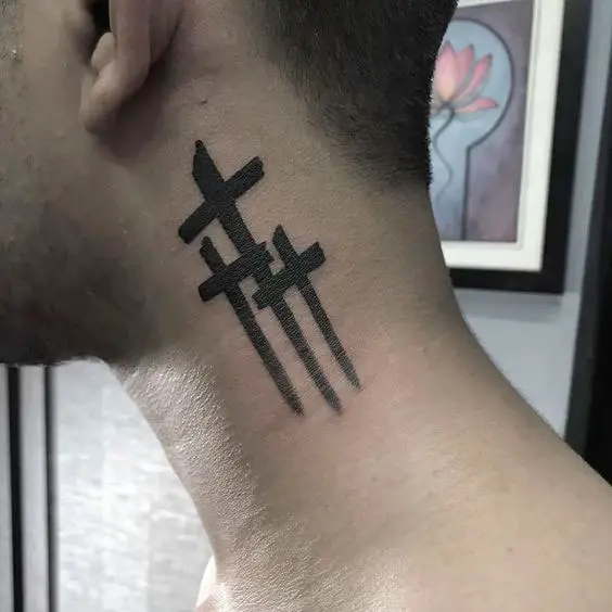 Tatuagens no pescoço de cruzes