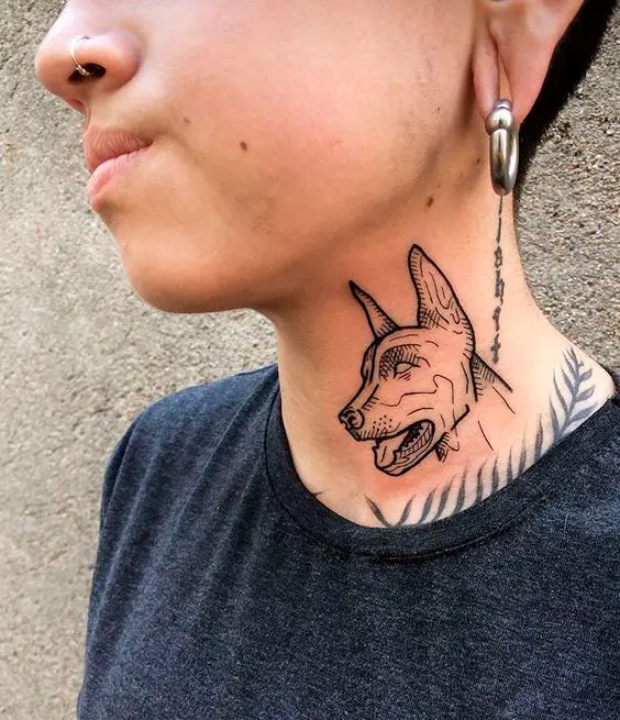 Tatuagem de cachorro no pescoço