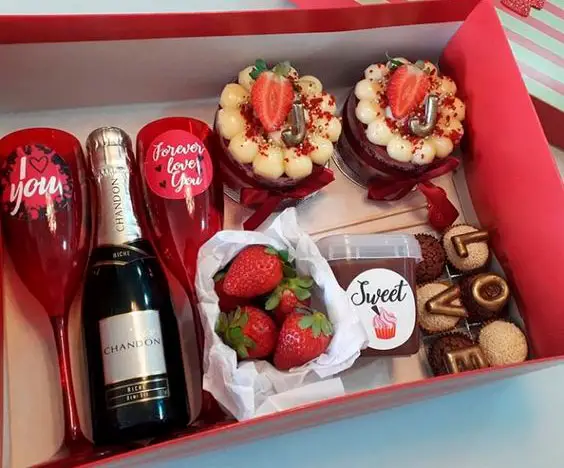 Festa na caixa para namorado com champanhe