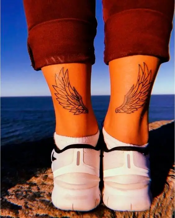 Tatuagem para as pernas com asas
