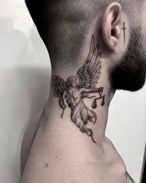 Tatuagem pescoço masculina de anjo