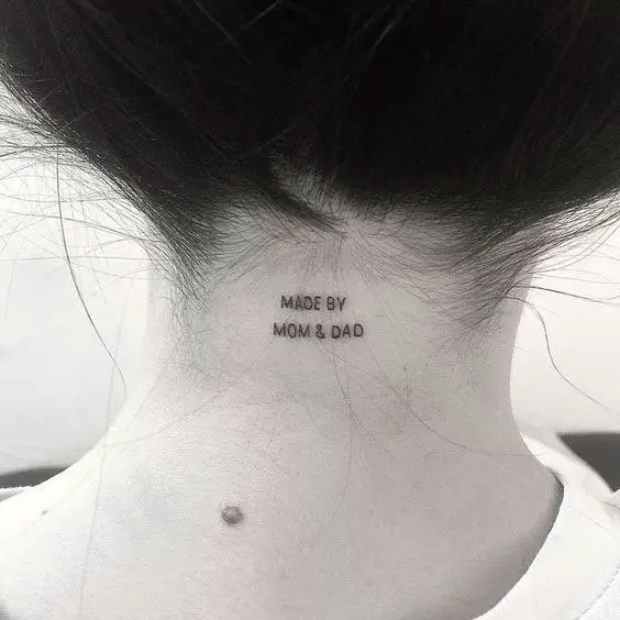 Tatuagem no pescoço escrita homenageando os pais