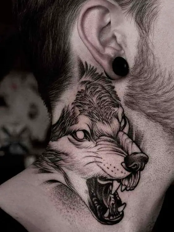 Tatuagem masculina de lobo no pescoço